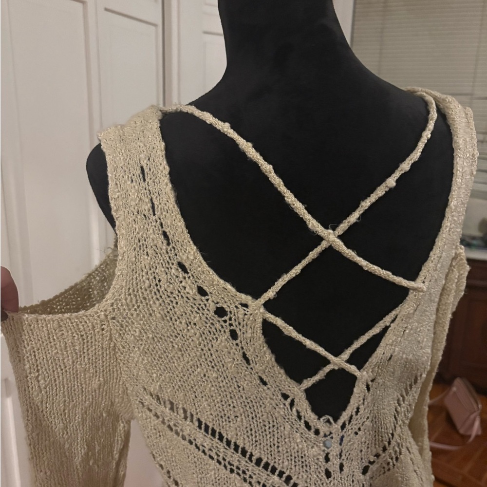 She + Sky Beige V-Neck Knit Sweater - Picture 4 of 7